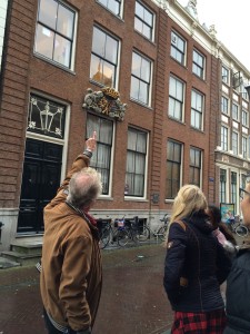 bijzondere gevelsteen boven het raam